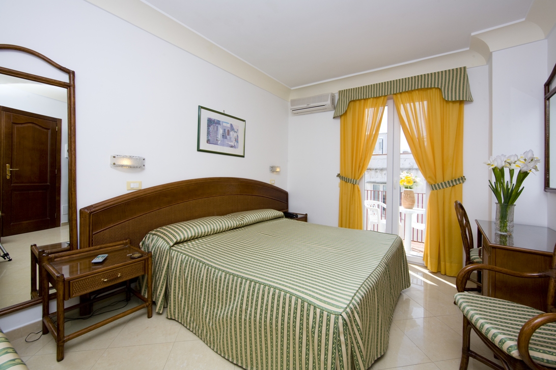 Lastminute Luglio Forio Ischia sole mare spiaggia e terme Asl al Punta del Sole